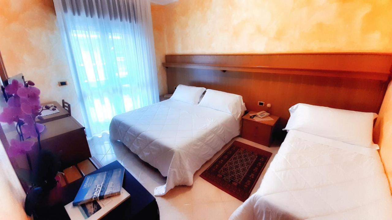 Hotel & Wellness Fra I Pini Lignano Sabbiadoro Bagian luar foto