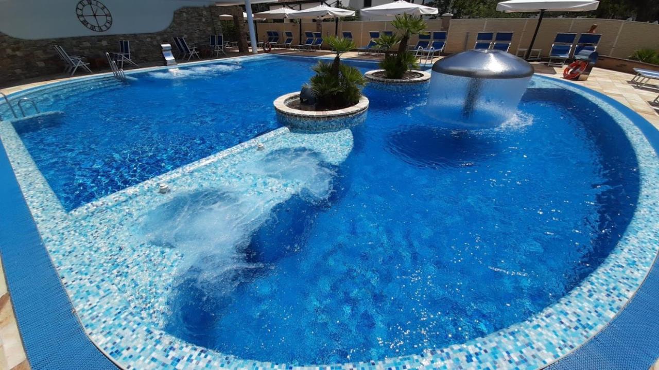 Hotel & Wellness Fra I Pini Lignano Sabbiadoro Bagian luar foto