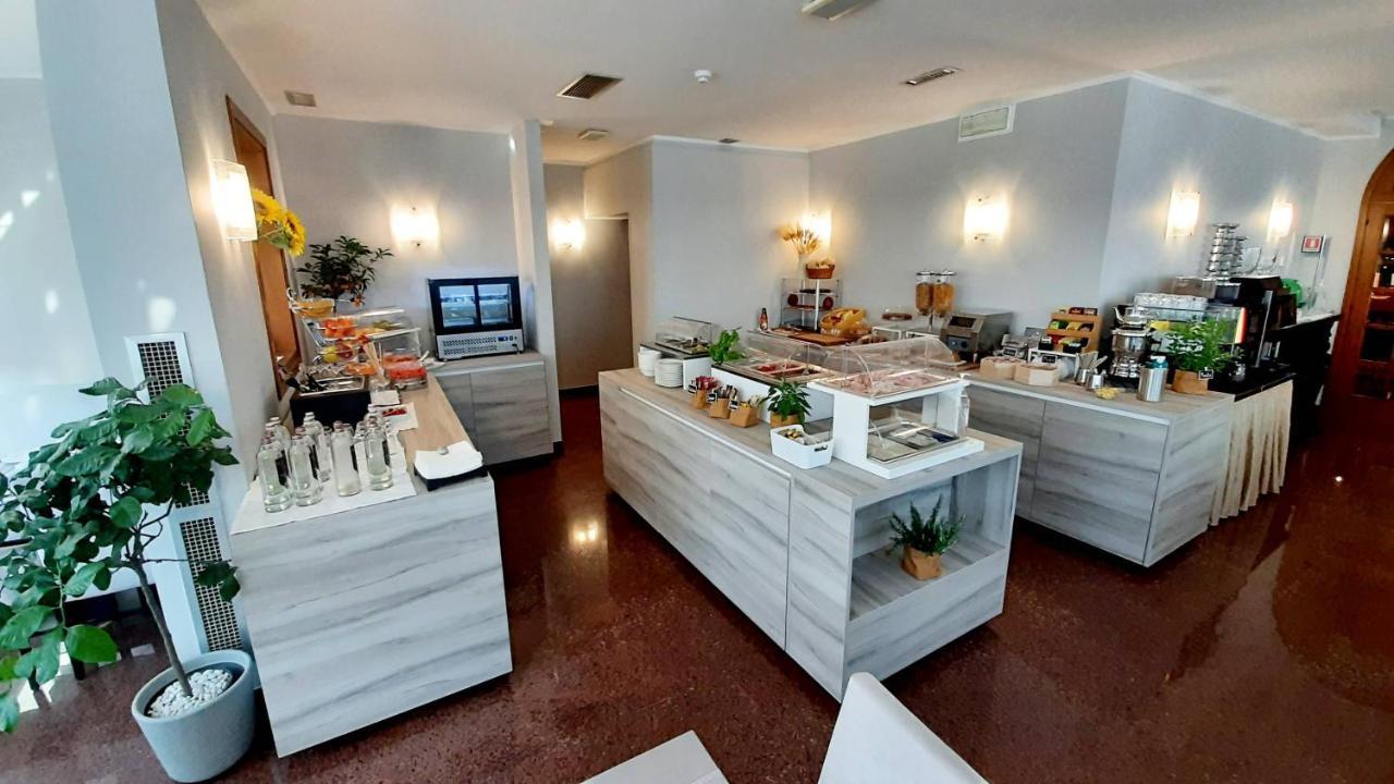 Hotel & Wellness Fra I Pini Lignano Sabbiadoro Bagian luar foto