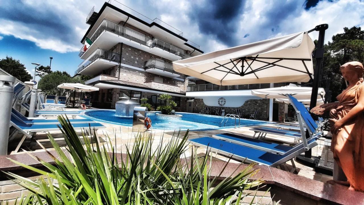 Hotel & Wellness Fra I Pini Lignano Sabbiadoro Bagian luar foto