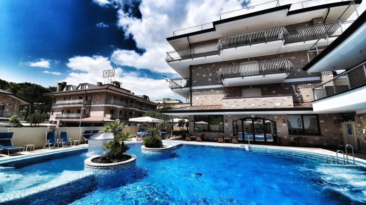 Hotel & Wellness Fra I Pini Lignano Sabbiadoro Bagian luar foto