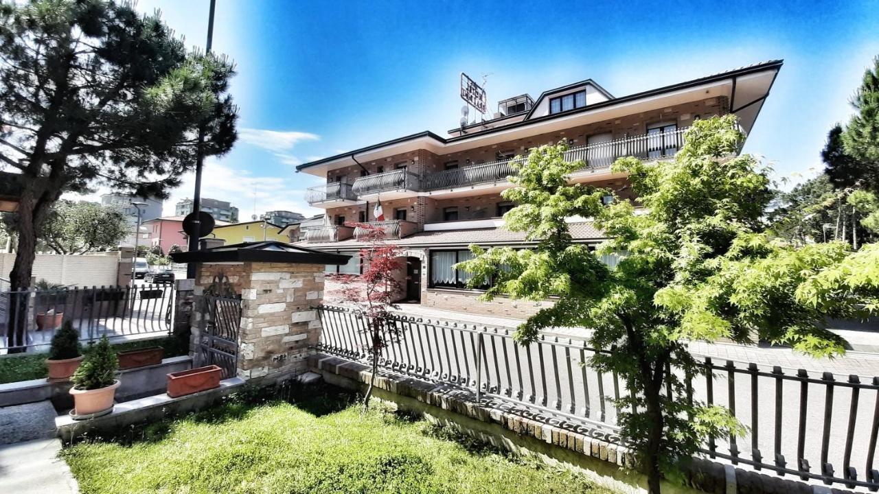 Hotel & Wellness Fra I Pini Lignano Sabbiadoro Bagian luar foto